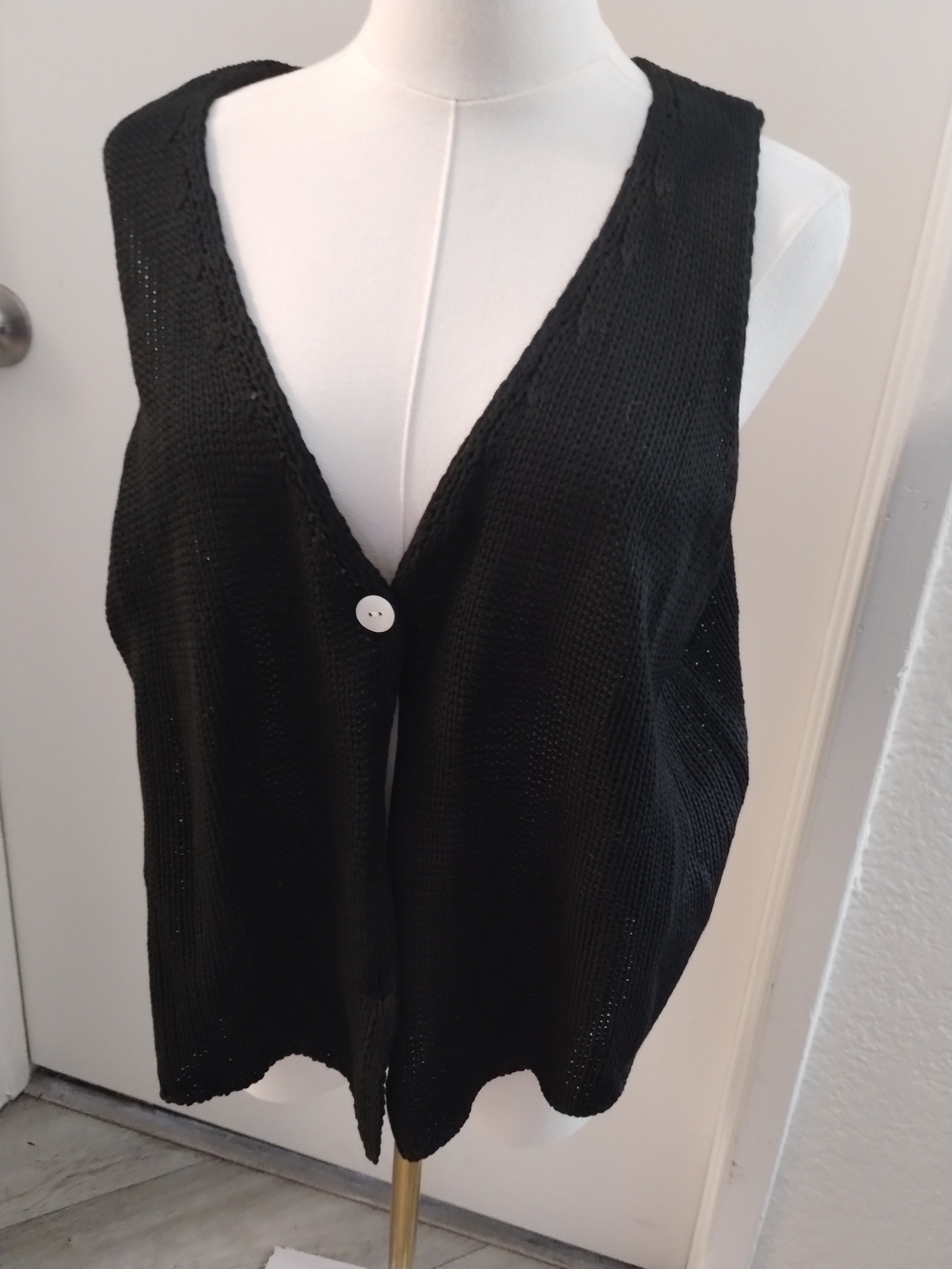Source Unknown Black Knit V-Neck Button Front Vest